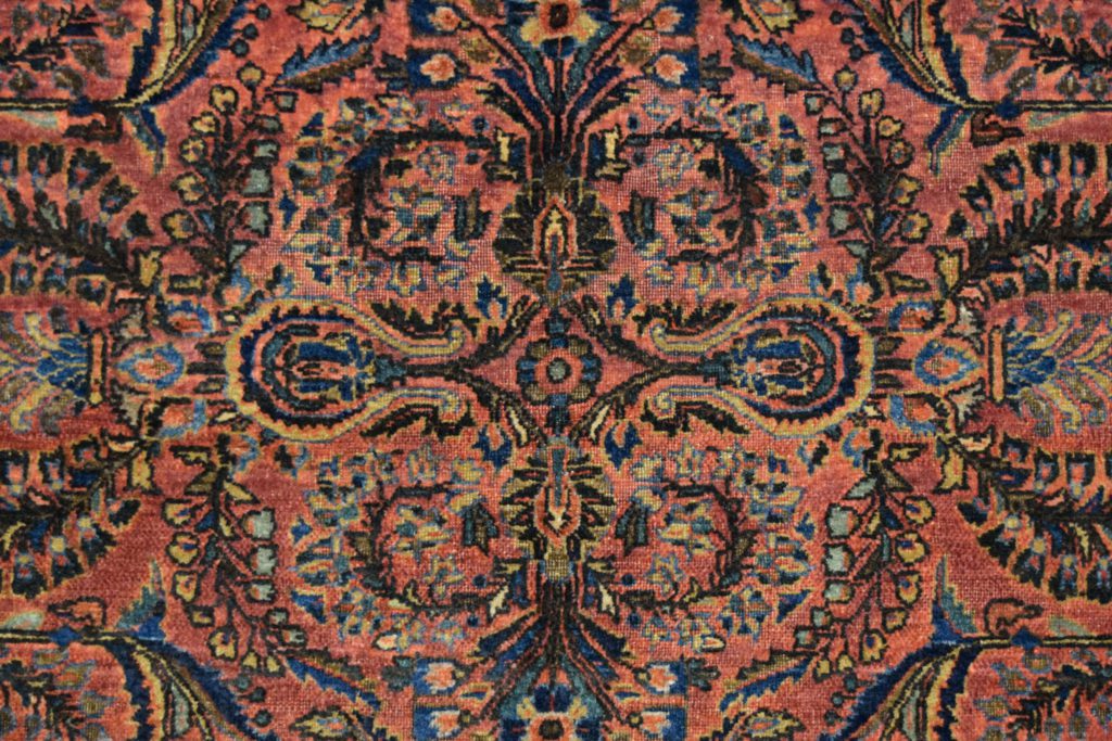 Antique Sarouk Carpet central medallion detail photo 2