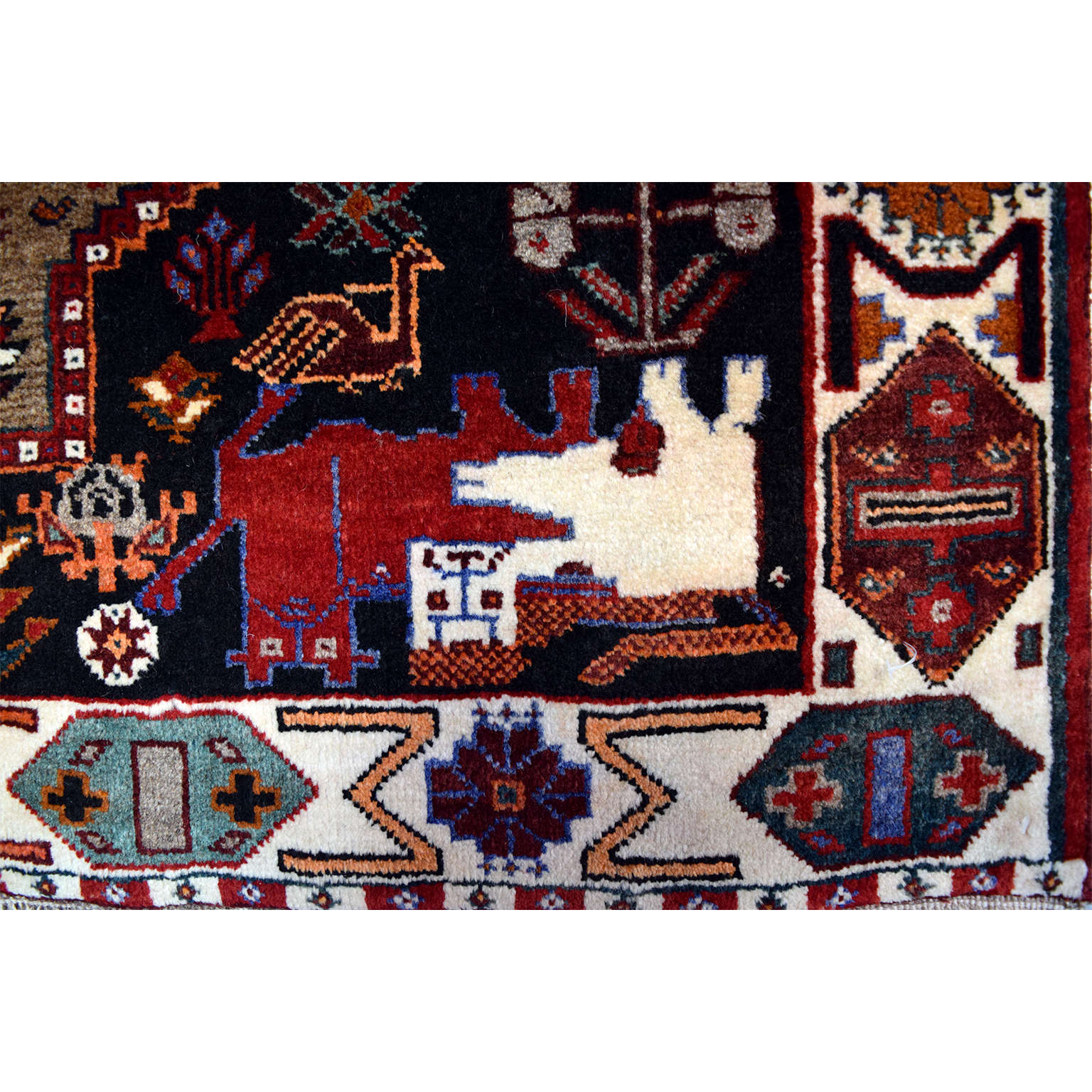 3' x 5' Persian Qashqai Carpet Featuring King Bahram vs. The Lion detail photo
